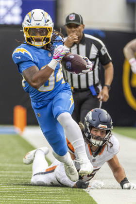 October 11, 2026, Inglewood, California, USA: Los Angeles Chargers running back Keaton Mitchell (34) escapes a tackle-attempt by Denver Broncos Inside Linebacker Alex Singleton (49) during an NFL, American Football Herren, USA football game, in Inglewood, Calif. on Sunday Oct. 11, 2026. NHL, Eishockey Herren, USA 2026: Denver Broncos 23:17 LA Chargers  - ZUMAc68_ 20261011_zaf_c68_026 Copyright: xRingoxChiux
