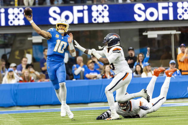 October 11, 2026, Inglewood, California, USA: Los Angeles Chargers quarterback Justin Herbert (10) passes the ball under pressure from Denver Broncos Tight End Nate Adkins (45) during an NFL, American Football Herren, USA football game, in Inglewood, Calif. on Sunday Oct. 11, 2026. NHL, Eishockey Herren, USA 2026: Denver Broncos 23:17 LA Chargers  - ZUMAc68_ 20261011_zaf_c68_030 Copyright: xRingoxChiux