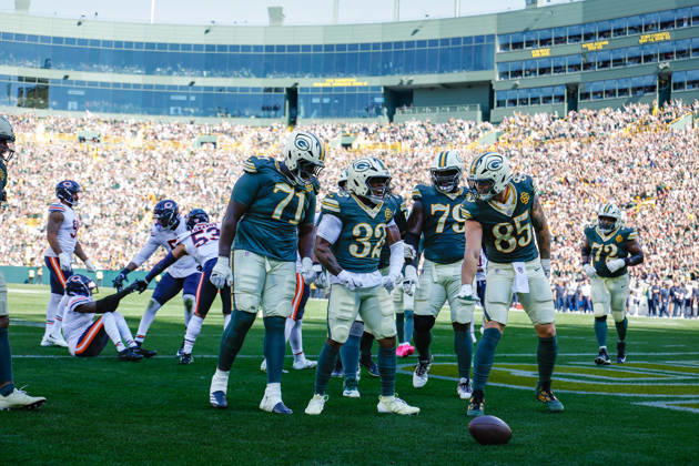 Oct 11, 2026; Green Bay, WI, USA; Green Bay Packers running back Marshawn Lloyd (32) celebrates his 7 yard touchdown run during NFL, American Football Herren, USA game action against the Chicago Bears at Lambeau Field. Mandatory Credit: -Cal Media Green Bay USA - ZUMAc04_ 20261011_zma_c04_221 Copyright: xDarrenxLeex