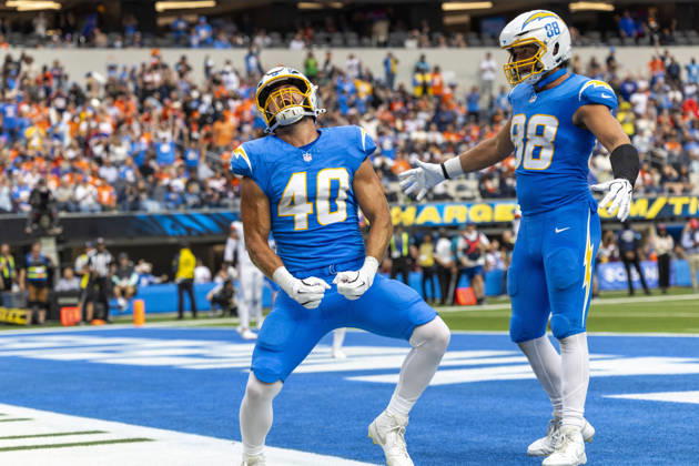 October 11, 2026, Inglewood, California, USA: Los Angeles Chargers safety Kendall Williamson (40) celebrates after scoring a touchdown against Denver Broncos during an NFL, American Football Herren, USA football game, in Inglewood, Calif. on Sunday Oct. 11, 2026. NHL, Eishockey Herren, USA 2026: LA Chargers Vs Denver Broncos  - ZUMAc68_ 20261011_zaf_c68_031 Copyright: xRingoxChiux