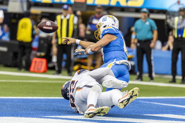 October 11, 2026, Inglewood, California, USA: Los Angeles Chargers quarterback Justin Herbert (10) passes the ball under pressure from Denver Broncos Tight End Adam Trautman (82) during an NFL, American Football Herren, USA football game, in Inglewood, Calif. on Sunday Oct. 11, 2026. NHL, Eishockey Herren, USA 2026: Denver Broncos 23:17 LA Chargers  - ZUMAc68_ 20261011_zaf_c68_032 Copyright: xRingoxChiux