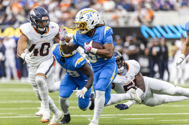 October 11, 2026, Inglewood, California, USA: Los Angeles Chargers running back Keaton Mitchell (34) escapes a tackle-attempt by Denver Broncos Outside Linebacker Que Robinson (51) during an NFL, American Football Herren, USA football game, in Inglewood, Calif. on Sunday Oct. 11, 2026. NHL, Eishockey Herren, USA 2026: Denver Broncos 23:17 LA Chargers  - ZUMAc68_ 20261011_zaf_c68_034 Copyright: xRingoxChiux