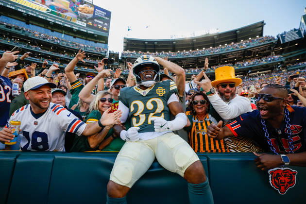 Oct 11, 2026; Green Bay, WI, USA; Green Bay Packers running back Marshawn Lloyd (32) celebrates his 7 yard touchdown run with a Lambeau Leap during NFL, American Football Herren, USA game action against the Chicago Bears at Lambeau Field. Mandatory Credit: -Cal Media Green Bay USA - ZUMAc04_ 20261011_zma_c04_260 Copyright: xDarrenxLeex