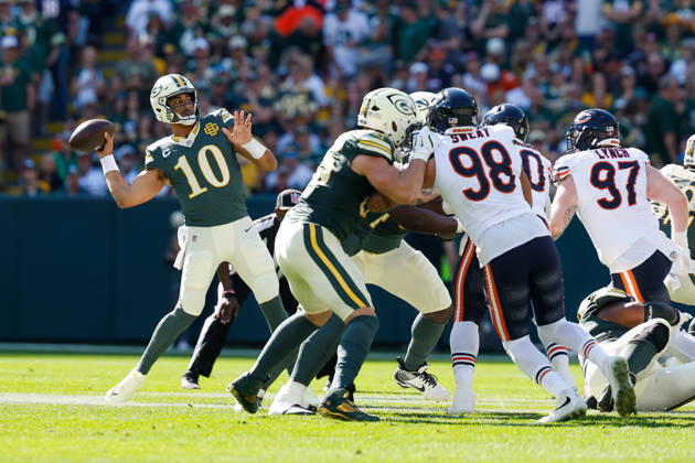 Oct 11, 2026; Green Bay, WI, USA; Green Bay Packers quarterback Jordan Love (10) passing the ball during NFL, American Football Herren, USA game action against the Chicago Bears at Lambeau Field. Mandatory Credit: -Cal Media Green Bay USA - ZUMAc04_ 20261011_zma_c04_262 Copyright: xDarrenxLeex