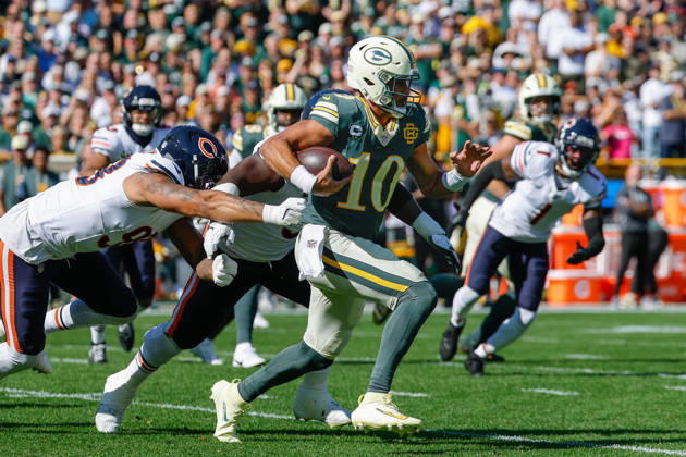 Oct 11, 2026; Green Bay, WI, USA; Green Bay Packers quarterback Jordan Love (10) runs the ball during NFL, American Football Herren, USA game action against the Chicago Bears at Lambeau Field. Mandatory Credit: -Cal Media Green Bay USA - ZUMAc04_ 20261011_zma_c04_266 Copyright: xDarrenxLeex