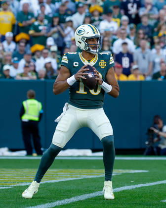 Oct 11, 2026; Green Bay, WI, USA; Green Bay Packers quarterback Jordan Love (10) drops back to pass during NFL, American Football Herren, USA game action against the Chicago Bears at Lambeau Field. Mandatory Credit: -Cal Media Green Bay USA - ZUMAc04_ 20261011_zma_c04_268 Copyright: xDarrenxLeex