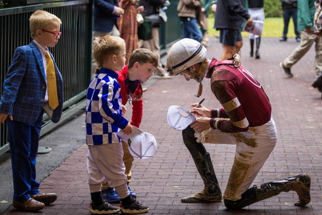 HORSE RACING 2026: Franklin Stakes Day Keeneland OCT 11 October 11, 2026, Lexington, Ky, USA: Jockey Keith Asmussen with a group of young fans on Franklin Stakes Day on October 11, 2026. Candice Chavez Eclipse Sportswire CSM(Credit Image: Â {Serial Cal Media) Lexington Ky USA EDITORIAL USE ONLY Copyright: xx ZUMA-20261011_faf_cs17_024.jpg {Serialx csmphotothree533790