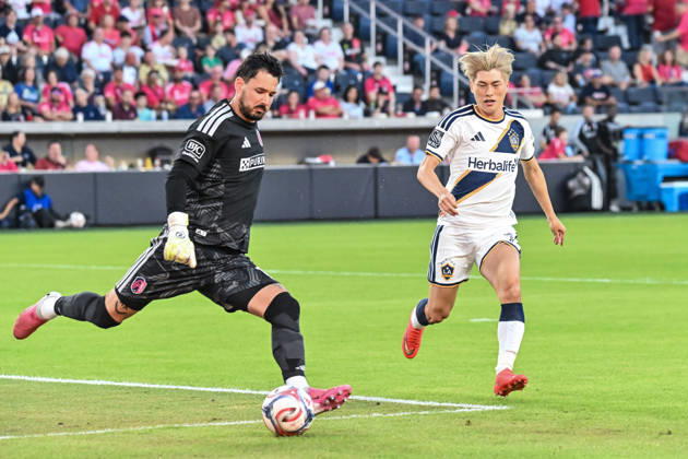 ST. LOUIS, MO - OCTOBER 11: Roman Burki (1) of the St. Louis CITY SC clears the ball down field before Kyogo Furuhashi (7) of the LA Galaxy can get to him during the MLS, Fussball Herren, USA regular season match where St. Louis CITY SC hosted LA Galaxy on Sunday October 11th, 2026, at Energizer Park in St. Louis City, MO. (Photo by Rick Ulreich Icon Sportswire) SOCCER: OCT 11 MLS St. Louis CITY SC vs LA Galaxy EDITORIAL USE ONLY Icon26101101
