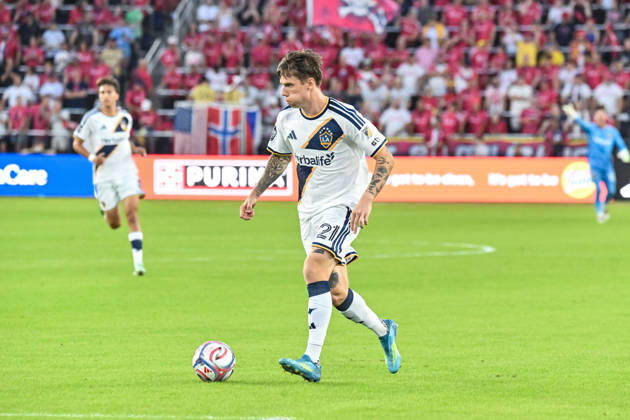 ST. LOUIS, MO - OCTOBER 11: Robert Taylor (21) of the LA Galaxy runs the ball down field during the MLS, Fussball Herren, USA regular season match where St. Louis CITY SC hosted LA Galaxy on Sunday October 11th, 2026, at Energizer Park in St. Louis City, MO. (Photo by Rick Ulreich Icon Sportswire) SOCCER: OCT 11 MLS St. Louis CITY SC vs LA Galaxy EDITORIAL USE ONLY Icon26101104