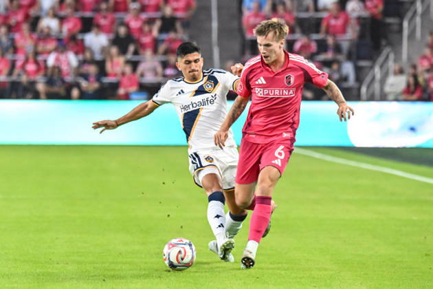 ST. LOUIS, MO - OCTOBER 11: Conrad Wallem (6) of the St. Louis CITY SC passes the ball before Pablo Ruiz (17) of the LA Galaxy can take it away during the MLS, Fussball Herren, USA regular season match where St. Louis CITY SC hosted LA Galaxy on Sunday October 11th, 2026, at Energizer Park in St. Louis City, MO. (Photo by Rick Ulreich Icon Sportswire) SOCCER: OCT 11 MLS St. Louis CITY SC vs LA Galaxy EDITORIAL USE ONLY Icon26101106