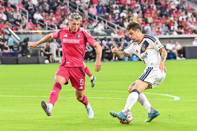 ST. LOUIS, MO - OCTOBER 11: Lukas MacNaughton (5) of the St. Louis CITY SC forces Robert Taylor (21) of the LA Galaxy to redirect his attack during the MLS, Fussball Herren, USA regular season match where St. Louis CITY SC hosted LA Galaxy on Sunday October 11th, 2026, at Energizer Park in St. Louis City, MO. (Photo by Rick Ulreich Icon Sportswire) SOCCER: OCT 11 MLS St. Louis CITY SC vs LA Galaxy EDITORIAL USE ONLY Icon26101111