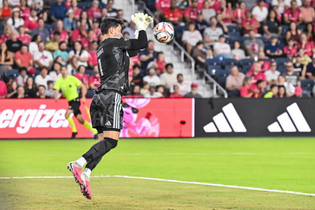 ST. LOUIS, MO - OCTOBER 11: Roman Burki (1) of the St. Louis CITY SC makes the save on a high shot during the MLS, Fussball Herren, USA regular season match where St. Louis CITY SC hosted LA Galaxy on Sunday October 11th, 2026, at Energizer Park in St. Louis City, MO. (Photo by Rick Ulreich Icon Sportswire) SOCCER: OCT 11 MLS St. Louis CITY SC vs LA Galaxy EDITORIAL USE ONLY Icon26101114