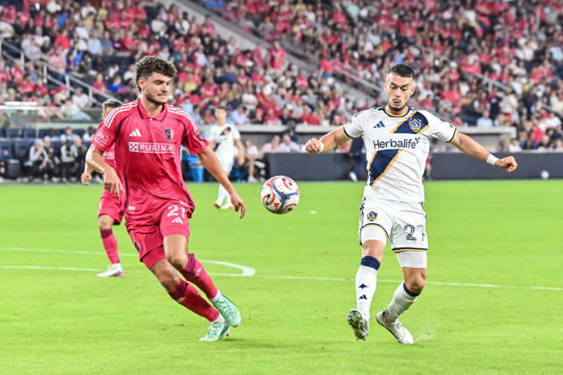 ST. LOUIS, MO - OCTOBER 11: The ball bounces between Dante Polvara (21) of the St. Louis CITY SC and Erik Thommy (27) of the LA Galaxy during the MLS, Fussball Herren, USA regular season match where St. Louis CITY SC hosted LA Galaxy on Sunday October 11th, 2026, at Energizer Park in St. Louis City, MO. (Photo by Rick Ulreich Icon Sportswire) SOCCER: OCT 11 MLS St. Louis CITY SC vs LA Galaxy EDITORIAL USE ONLY Icon26101115