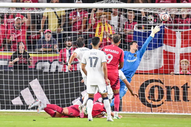 ST. LOUIS, MO - OCTOBER 11: Lukas MacNaughton (5) of the St. Louis CITY SC dives and heads the crosses ball past James Marcinkowski (12) of the LA Galaxy for a goal during the MLS, Fussball Herren, USA regular season match where St. Louis CITY SC hosted LA Galaxy on Sunday October 11th, 2026, at Energizer Park in St. Louis City, MO. (Photo by Rick Ulreich Icon Sportswire) SOCCER: OCT 11 MLS St. Louis CITY SC vs LA Galaxy EDITORIAL USE ONLY Icon26101118