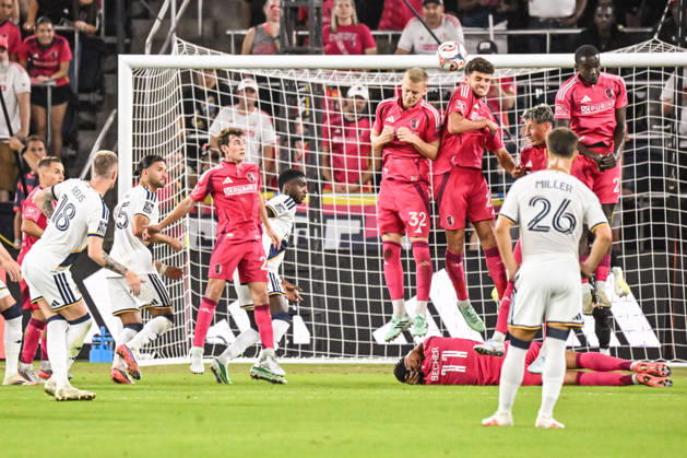 ST. LOUIS, MO - OCTOBER 11: Marco Reus (18) of the LA Galaxy kicks the free kick over the blocking wall of Timo Baumgartl (32) of the St. Louis CITY SC and Dante Polvara (21) of the St. Louis CITY SC during the MLS, Fussball Herren, USA regular season match where St. Louis CITY SC hosted LA Galaxy on Sunday October 11th, 2026, at Energizer Park in St. Louis City, MO. (Photo by Rick Ulreich Icon Sportswire) SOCCER: OCT 11 MLS St. Louis CITY SC vs LA Galaxy EDITORIAL USE ONLY Icon26101138