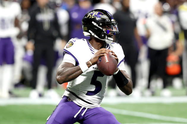 ATLANTA, GA - OCTOBER 11: Starting quarterback Tyler Huntley (5) of the Baltimore Ravens drops back to pass during the Sunday evening NFL, American Football Herren, USA game between the Atlanta Falcons and the Baltimore Ravens on October 11, 2026 at the Mercedes-Benz Stadium in Atlanta, Georgia. (Photo by David J. Griffin Icon Sportswire) NFL: OCT 11 Ravens at Falcons EDITORIAL USE ONLY Icon9532610110280