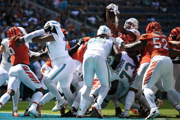 October 11, 2026, Miami Gardens, Florida, United States: Miami Dolphins running back Ollie Gordon II (0) attempts to leap over for a touchdown during an NFL, American Football Herren, USA game against the Cincinnati Bengals on Sunday, October 11, 2026 at the Hard Rock Stadium. The Bengals beat the Dolphins 31-24. NFL 2026: Cincinnati Bengals 31 : 24 Miami Dolphins  - ZUMAh180 20261011_zsp_h180_024 Copyright: xKimxHukarix