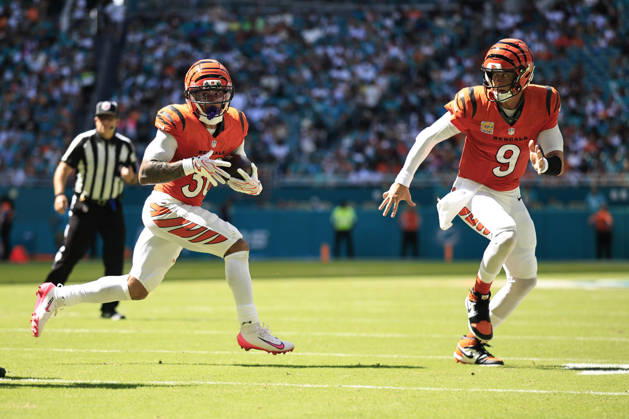 October 11, 2026, Miami Gardens, Florida, United States: Cincinnati Bengals running back Chase Brown (30) runs with the ball with quarterback Joe Burrow (9) looking to block during an NFL, American Football Herren, USA game on Sunday, October 11, 2026 at the Hard Rock Stadium. The Bengals beat the Dolphins 31-24. NFL 2026: Cincinnati Bengals 31 : 24 Miami Dolphins  - ZUMAh180 20261011_zsp_h180_065 Copyright: xKimxHukarix