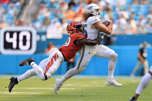 October 11, 2026, Miami Gardens, Florida, United States: Miami Dolphins tight end Greg Dulcich (85) makes a reception and turns to run with the ball while tackled by Cincinnati Bengals linebacker Barrett Carter (49) during an NFL, American Football Herren, USA game on Sunday, October 11, 2026 at the Hard Rock Stadium. The Bengals beat the Dolphins 31-24. NFL 2026: Cincinnati Bengals 31 : 24 Miami Dolphins  - ZUMAh180 20261011_zsp_h180_066 Copyright: xKimxHukarix