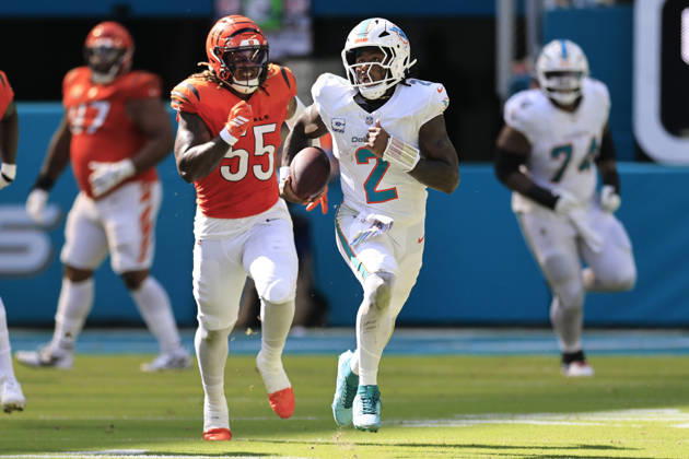 October 11, 2026, Miami Gardens, Florida, United States: Miami Dolphins quarterback Malik Willis (2) runs with the ball while pursued by Cincinnati Bengals defensive end Cashius Howell (55) during an NFL, American Football Herren, USA game on Sunday, October 11, 2026 at the Hard Rock Stadium. The Bengals beat the Dolphins 31-24. NFL 2026: Cincinnati Bengals 31 : 24 Miami Dolphins  - ZUMAh180 20261011_zsp_h180_106 Copyright: xKimxHukarix