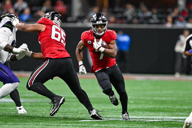 ATLANTA, GA - OCTOBER 11: Atlanta running back Bijan Robinson (7) runs the ball during the NFL, American Football Herren, USA game between the Baltimore Ravens and the Atlanta Falcons on October 11th, 2026 at Mercedes-Benz Stadium in Atlanta, GA. (Photo by Rich von Biberstein Icon Sportswire) NFL: OCT 11 Ravens at Falcons EDITORIAL USE ONLY Icon261011043