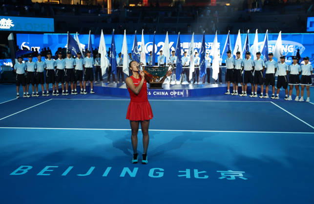(261012) -- BEIJING, Oct. 12, 2026 -- Zheng Qinwen kisses the trophy during the awarding ceremony after the women s singles final between Zheng Qinwen of China and Mirra Andreeva of Russia at 2026 China Open tennis tournament in Beijing, China, Oct. 11, 2026. ) XINHUA PHOTOS OF THE DAY ZhangxChenlin
