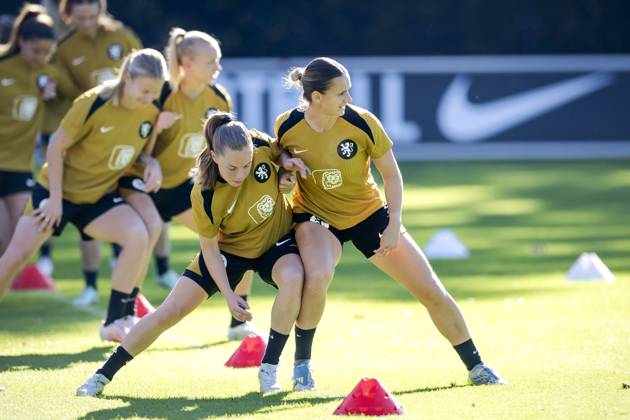 ZEIST - Janou Levels and Kerstin Casparij during a training session of the Dutch women s football team in preparation for the World Cup qualifying match against Hungary. ROBIN VAN LONKHUIJSEN ANP xVIxANPxSportx xxANPxIVx 572228145 originalFilename: 572228145.jpg