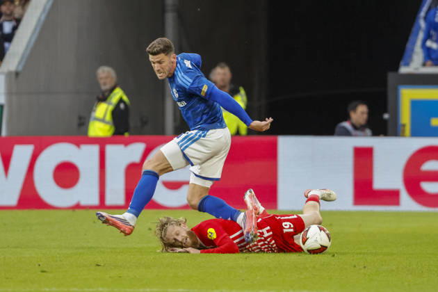 Niklas Beste of SC Freiburg, 19, and Robin Gosens of FC Schalke 08 in a tackle, Germany, soccer, Bundesliga 1, Matchday 5, 2026–2027, SC Freiburg vs. FC Schalke 04, October 11, 2026, Freiburg im Breisgau, Europa-Park Stadium, Germany Copyright: xGrantxHubbsx