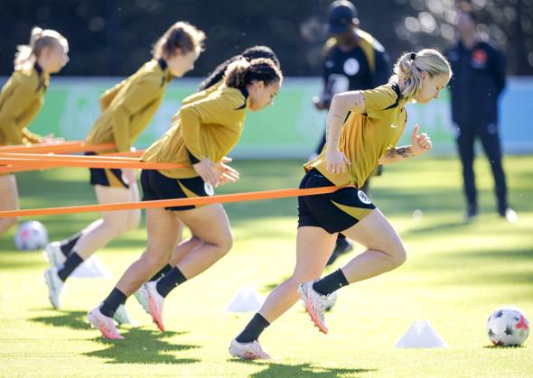 ZEIST - Lynn Wilms (r) during a training session of the Dutch women s football team in preparation for the World Cup qualifying match against Hungary. ROBIN VAN LONKHUIJSEN ANP xVIxANPxSportx xxANPxIVx 572229935 originalFilename: 572229935.jpg