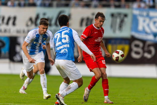 Chemnitz, 111026, Northeast Regional Soccer League: Chemnitzer FC vs. FC Rot-Weiß Erfurt; pictured: Til Linus Schwarz (Erfurt) vs. Roman Eppendorfer (Chemnitz)