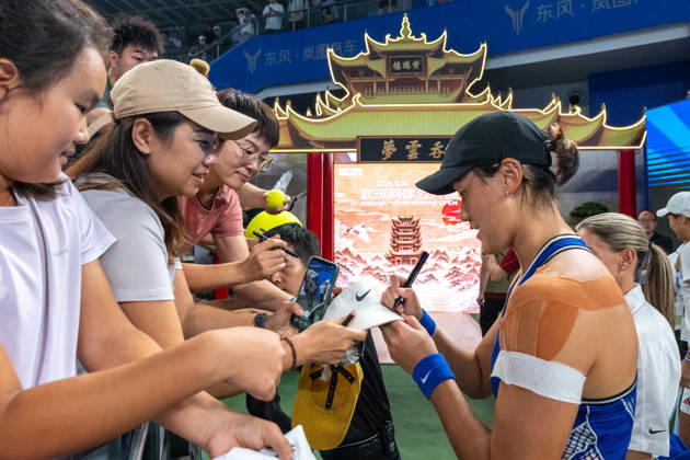 (261012) -- WUHAN, Oct. 12, 2026 -- Wang Xiyu (R, front) signs autographs for fans after the women s sinlges round of 64 match between Wang Xiyu of China and Wang Xinyu of China of the 2026 Wuhan Open tennis tournament in Wuhan, capital of central China s Hubei Province, Oct. 12, 2026. ) (SP)CHINA-WUHAN-TENNIS-WUHAN OPEN-WOMEN S SINGLES-ROUND OF 64 (CN) XiaoxYijiu 
