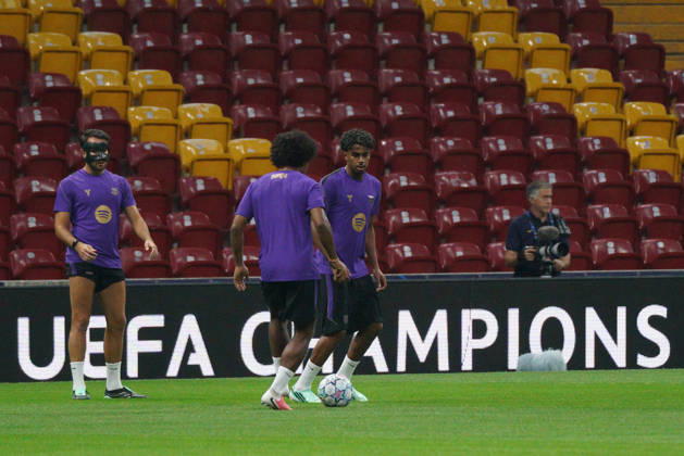 October 12, 2026, Sariyer, Istanbul, Turkey: Eric Garcia(L-1), Karim Adeyemi (L-2) and Lamine Yamal (L-3) during the training day of FC Barcelona, Barca ahead the UEFA Champions League second round, football match against Galatasaray at RAMS Park Stadium in Istanbul, Turkey on October 12, 2026. Sariyer Turkey - ZUMAu194 20261012_zip_u194_019 Copyright: xTolgaxUluturkx