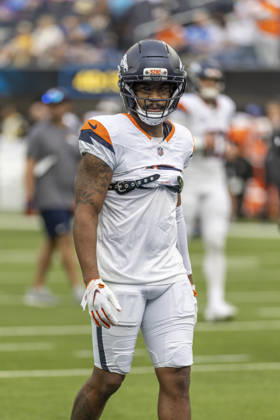 October 11, 2026, Inglewood, California, USA: Denver Broncos Wide Receiver Jaylen Waddle (17) warms up before an NFL, American Football Herren, USA football game against Los Angeles Chargers, in Inglewood, Calif. on Sunday Oct. 11, 2026. Inglewood USA - ZUMAc68_ 20261011_zaf_c68_046 Copyright: xRingoxChiux