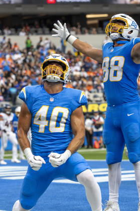 October 11, 2026, Inglewood, California, USA: Los Angeles Chargers tight end Hayden Rucci (40) celebrates after scoring a touchdown against Denver Broncos during an NFL, American Football Herren, USA football game, in Inglewood, Calif. on Sunday Oct. 11, 2026. NHL, Eishockey Herren, USA 2026: LA Chargers Vs Denver Broncos  - ZUMAc68_ 20261011_zaf_c68_052 Copyright: xRingoxChiux