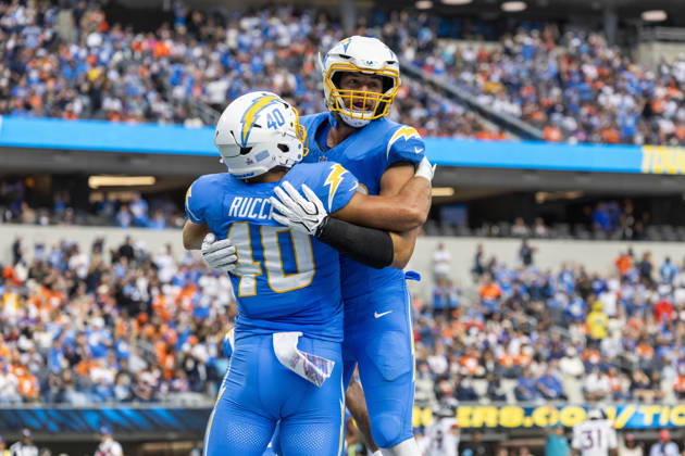 October 11, 2026, Inglewood, California, USA: Los Angeles Chargers tight ends Charlie Kolar (88) celebrates after Hayden Rucci (40) scoring a touchdown against Denver Broncos during an NFL, American Football Herren, USA football game, in Inglewood, Calif. on Sunday Oct. 11, 2026. NHL, Eishockey Herren, USA 2026: LA Chargers Vs Denver Broncos  - ZUMAc68_ 20261011_zaf_c68_070 Copyright: xRingoxChiux