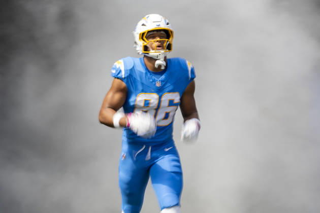 October 11, 2026, Inglewood, California, USA: Los Angeles Chargers tight end Oronde Gadsden (86) is introduced before an NFL, American Football Herren, USA football game against Denver Broncos, in Inglewood, Calif. on Sunday Oct. 11, 2026. NHL, Eishockey Herren, USA 2026: LA Chargers Vs Denver Broncos  - ZUMAc68_ 20261011_zaf_c68_072 Copyright: xRingoxChiux