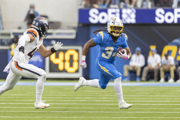 October 11, 2026, Inglewood, California, USA: Los Angeles Chargers running back Keaton Mitchell (34) runs the ball against Denver Broncos Inside Linebacker Alex Singleton (49) during an NFL, American Football Herren, USA football game, in Inglewood, Calif. on Sunday Oct. 11, 2026. NHL, Eishockey Herren, USA 2026: Denver Broncos 23:17 LA Chargers  - ZUMAc68_ 20261011_zaf_c68_074 Copyright: xRingoxChiux