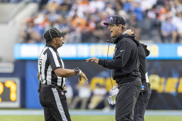 October 11, 2026, Inglewood, California, USA: Los Angeles Chargers talks with referee during an NFL, American Football Herren, USA football game against Denver Broncos, in Inglewood, Calif. on Sunday Oct. 11, 2026. NHL, Eishockey Herren, USA 2026: Denver Broncos 23:17 LA Chargers  - ZUMAc68_ 20261011_zaf_c68_078 Copyright: xRingoxChiux