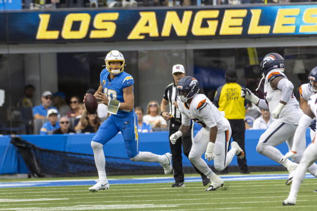 October 11, 2026, Inglewood, California, USA: Los Angeles Chargers quarterback Justin Herbert (10) runs the ball against Denver Broncos during an NFL, American Football Herren, USA football game, in Inglewood, Calif. on Sunday Oct. 11, 2026. NHL, Eishockey Herren, USA 2026: Denver Broncos 23:17 LA Chargers  - ZUMAc68_ 20261011_zaf_c68_079 Copyright: xRingoxChiux
