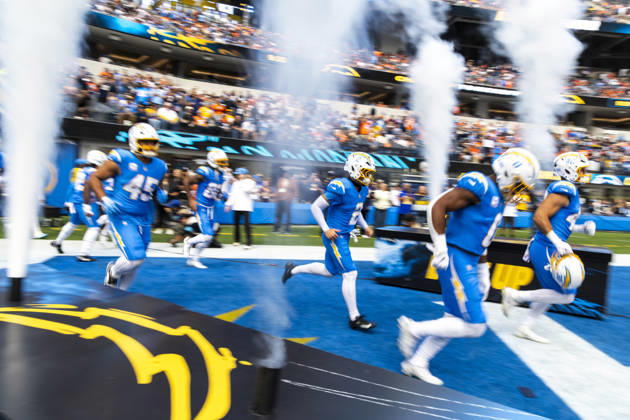 October 11, 2026, Inglewood, California, USA: Los Angeles Chargers players runs into the field before an NFL, American Football Herren, USA football game against Denver Broncos, in Inglewood, Calif. on Sunday Oct. 11, 2026. NHL, Eishockey Herren, USA 2026: LA Chargers Vs Denver Broncos  - ZUMAc68_ 20261011_zaf_c68_080 Copyright: xRingoxChiux
