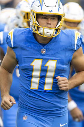 October 11, 2026, Inglewood, California, USA: Los Angeles Chargers kicker Cameron Dicker (11) warms up before an NFL, American Football Herren, USA football game against Denver Broncos, in Inglewood, Calif. on Sunday Oct. 11, 2026. NHL, Eishockey Herren, USA 2026: LA Chargers Vs Denver Broncos  - ZUMAc68_ 20261011_zaf_c68_092 Copyright: xRingoxChiux