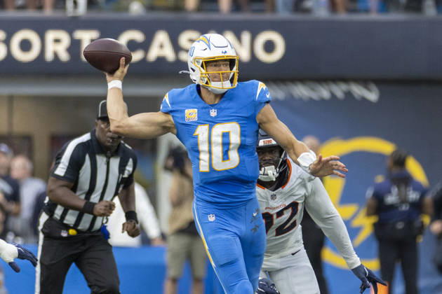 October 11, 2026, Inglewood, California, USA: Los Angeles Chargers quarterback Justin Herbert (10) passes the ball against Denver Broncos during an NFL, American Football Herren, USA football game, in Inglewood, Calif. on Sunday Oct. 11, 2026. NHL, Eishockey Herren, USA 2026: Denver Broncos 23:17 LA Chargers  - ZUMAc68_ 20261011_zaf_c68_102 Copyright: xRingoxChiux
