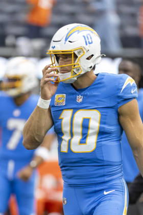 October 11, 2026, Inglewood, California, USA: Los Angeles Chargers quarterback Justin Herbert (10) warms up before an NFL, American Football Herren, USA football game against Denver Broncos, in Inglewood, Calif. on Sunday Oct. 11, 2026. NHL, Eishockey Herren, USA 2026: LA Chargers Vs Denver Broncos  - ZUMAc68_ 20261011_zaf_c68_106 Copyright: xRingoxChiux