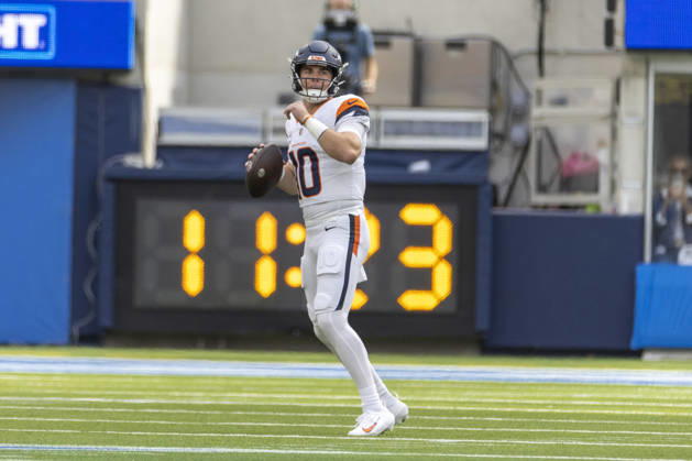 October 11, 2026, Inglewood, California, USA: Denver Broncos Quarterback Bo Nix (10) looks to pass against Los Angeles Chargers during an NFL, American Football Herren, USA football game, in Inglewood, Calif. on Sunday Oct. 11, 2026. Inglewood USA - ZUMAc68_ 20261011_zaf_c68_140 Copyright: xRingoxChiux