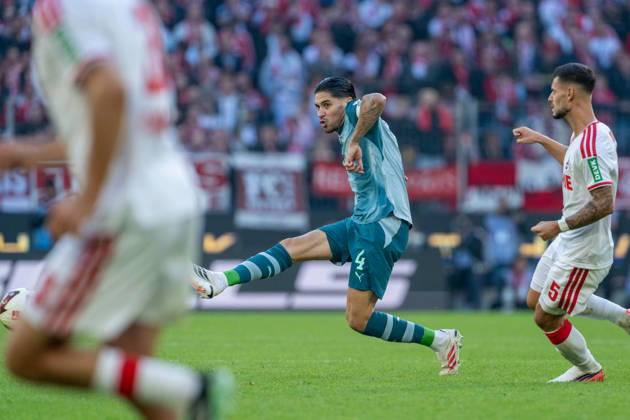 Jan Leszczynski, Borussia Mönchengladbach, 05, with a pass and his leg outstretched in front of Tom Krauss, 1. FC Köln, 05; 1. FC Köln vs. Borussia Mönchengladbach, soccer, Bundesliga, Matchday 5, 2026–27 season, October 12, 2026. DFL regulations prohibit any use of photographs as image sequences and or quasi-video. 1. FC Köln vs. Borussia Mönchengladbach, soccer, Bundesliga, Matchday 5, 2026–27 season, October 12, 2026, Cologne Copyright: xEibner-Pressefoto LukasxBaldygax EP_LBA