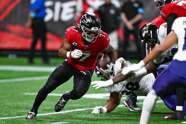 ATLANTA, GA - OCTOBER 11: Atlanta running back Bijan Robinson (7) runs the ball during the NFL, American Football Herren, USA game between the Baltimore Ravens and the Atlanta Falcons on October 11th, 2026 at Mercedes-Benz Stadium in Atlanta, GA. (Photo by Rich von Biberstein Icon Sportswire) NFL: OCT 11 Ravens at Falcons EDITORIAL USE ONLY Icon261011149