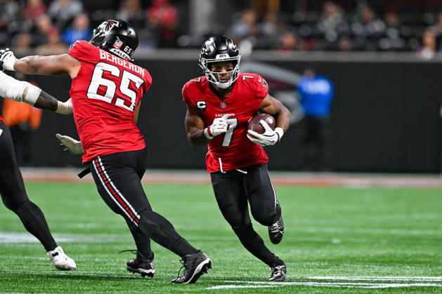 ATLANTA, GA - OCTOBER 11: Atlanta running back Bijan Robinson (7) runs the ball during the NFL, American Football Herren, USA game between the Baltimore Ravens and the Atlanta Falcons on October 11th, 2026 at Mercedes-Benz Stadium in Atlanta, GA. (Photo by Rich von Biberstein Icon Sportswire) NFL: OCT 11 Ravens at Falcons EDITORIAL USE ONLY Icon261011172