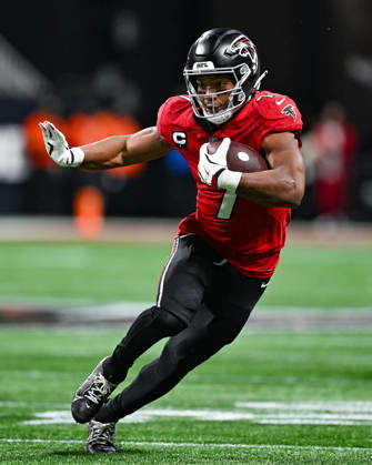ATLANTA, GA - OCTOBER 11: Atlanta running back Bijan Robinson (7) runs the ball during the NFL, American Football Herren, USA game between the Baltimore Ravens and the Atlanta Falcons on October 11th, 2026 at Mercedes-Benz Stadium in Atlanta, GA. (Photo by Rich von Biberstein Icon Sportswire) NFL: OCT 11 Ravens at Falcons EDITORIAL USE ONLY Icon261011174