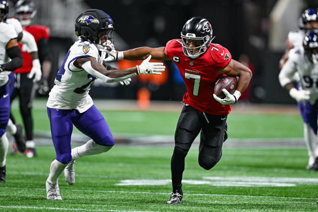 ATLANTA, GA - OCTOBER 11: Atlanta running back Bijan Robinson (7) runs the ball during the NFL, American Football Herren, USA game between the Baltimore Ravens and the Atlanta Falcons on October 11th, 2026 at Mercedes-Benz Stadium in Atlanta, GA. (Photo by Rich von Biberstein Icon Sportswire) NFL: OCT 11 Ravens at Falcons EDITORIAL USE ONLY Icon261011175
