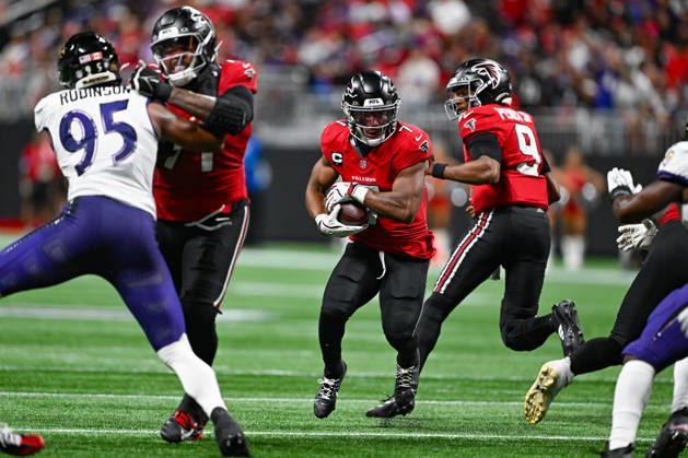 ATLANTA, GA - OCTOBER 11: Atlanta running back Bijan Robinson (7) runs the ball during the NFL, American Football Herren, USA game between the Baltimore Ravens and the Atlanta Falcons on October 11th, 2026 at Mercedes-Benz Stadium in Atlanta, GA. (Photo by Rich von Biberstein Icon Sportswire) NFL: OCT 11 Ravens at Falcons EDITORIAL USE ONLY Icon261011179